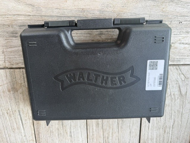 wal1